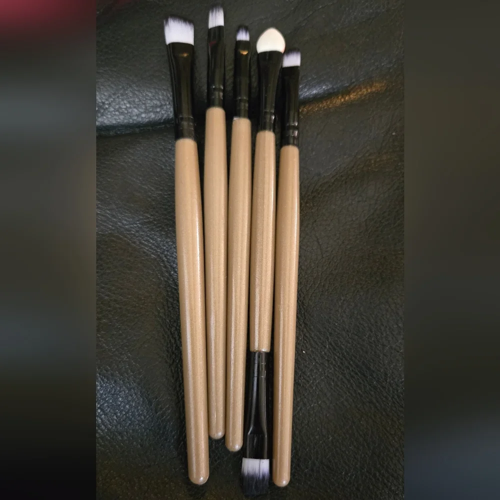 HOST PICK!🎉🎊Clinique Bronzer Milk Trifle Kat Von D Epic Kiss & brush Set LOT - Picture 12 of 13